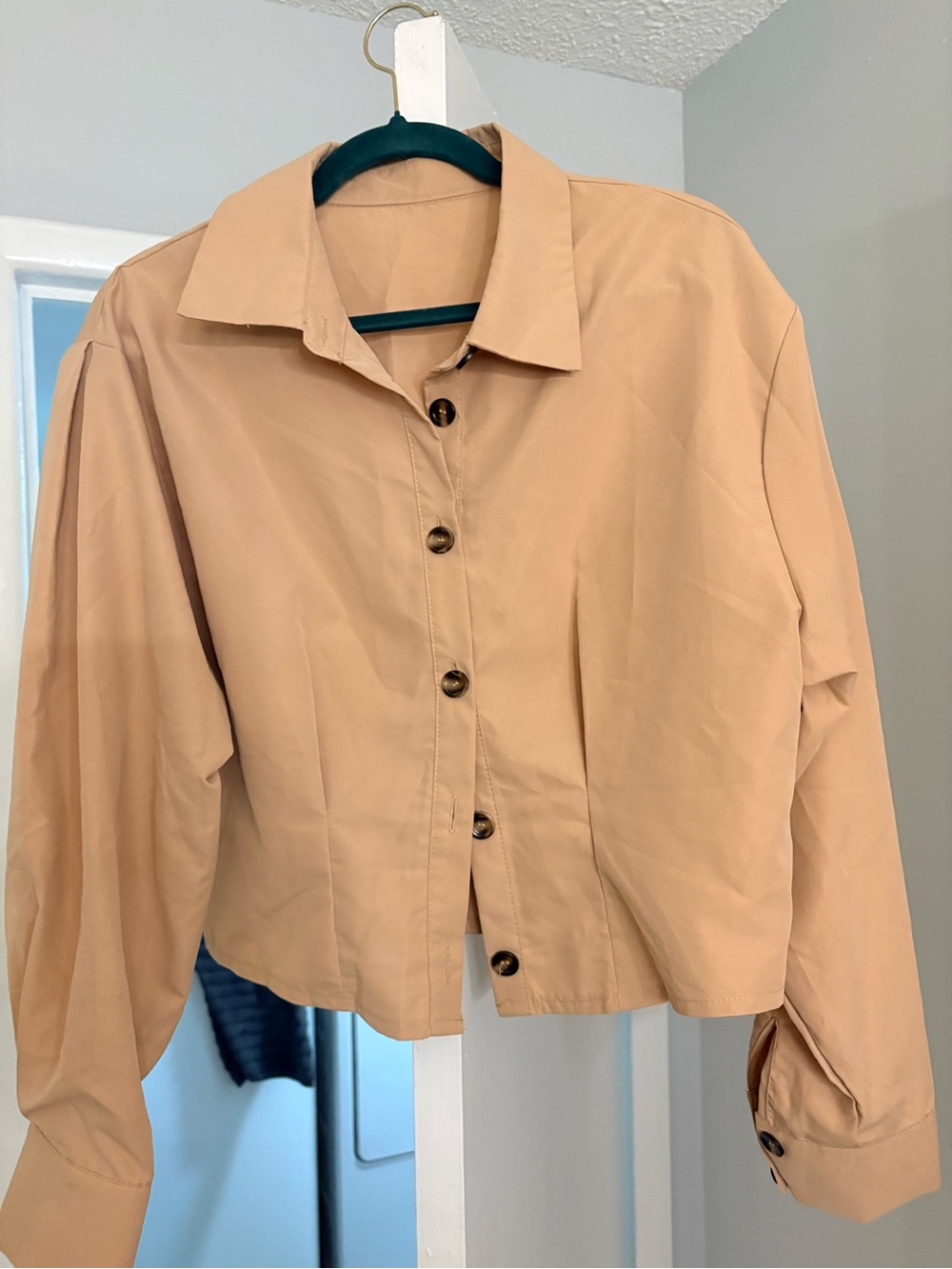 Classic Women's Button-Front Crop Shirt Jacket - Tan
